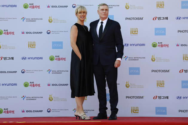 red carpet at Seoul Drama Awards in South Korea Producer Jeff Frost (R) and his wife Leslie Frost pose for photos on the red carpet during the 21st Seoul International Drama Awards in Seoul, South Korea, on October 08, 2026. Seoul South Korea  Copyright: xMatrixxImages JungxUi-Chelx