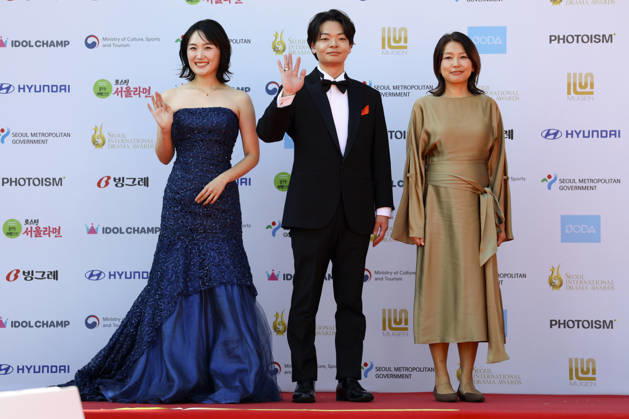 red carpet at Seoul Drama Awards in South Korea (L-R) Japanese actress Asuka Hamaru, producer Naomichi Sawamura, and director Azumi Hasegawa pose for photos on the red carpet during the 21st Seoul International Drama Awards in Seoul, South Korea, on October 08, 2026. Seoul South Korea  Copyright: xMatrixxImages JungxUi-Chelx