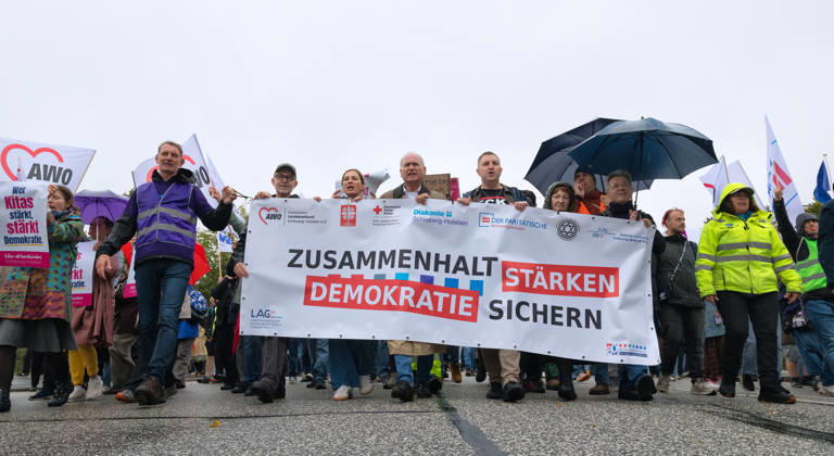 October 8, 2026, Welfare State Demonstration in Kiel Under the slogan Secure Democracy, Strengthen Cohesion, welfare organizations in Kiel called for a demonstration. After the opening rally, approximately 5,000 participants marched from Kiel’s City Hall Square along Düsternbrooker Weg to the Kiel State House. Kiel, Düsternbrooker Weg, Schleswig Holstein, Germany