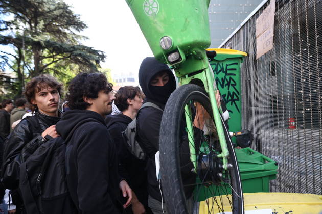 Catholic Institute of Paris and Paris-Panthéon-Assas Students Protest - Paris Students are putting away the trash cans after a blockade organized near a building at Panthéon-Assas University during a student demonstration in Paris on October 8, 2026, as part of a nationwide protest movement against educational conditions. Photo by Raphael Lafargue ABACAPRESS.COM Paris France Copyright: xLafarguexRaphael ABACAx