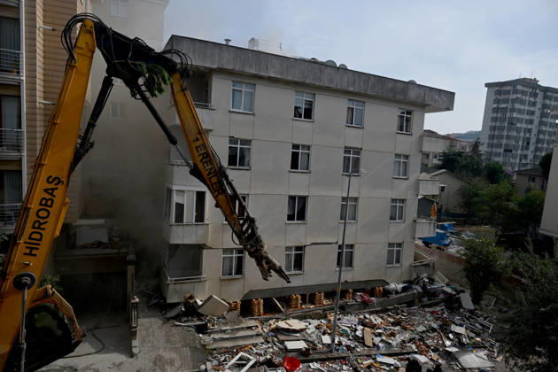 Partial collapse occurs in 7-story building in Istanbul s Maltepe district ISTANBUL, TURKIYE - OCTOBER 08: Search and rescue personnel, including firefighters, AFAD, UMKE, and police teams initiate a controlled demolition to safely reach three people trapped under rubble after the lower three floors of a seven-story residential building collapsed for undetermined reasons in the Maltepe district of Istanbul, Turkiye, on October 08, 2026. Ahmet Okatali Anadolu Istanbul Turkey. Editorial use only. Please get in touch for any other usage.  Copyright: x2026xAnadoluxAhmetxOkatalix