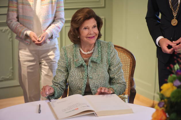 Queen Silvia of Sweden Visits Mainau Island, Konstanz, Mainau, October 8, 2026 Her Majesty Queen Silvia of Sweden visits Mainau Island near Konstanz and, among other things, signs the city’s Golden Book. Baden-Württemberg, Germany Copyright: xMatthiasxGränzdörferx