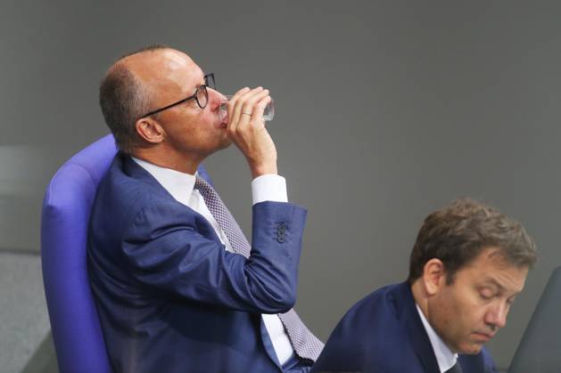 Berlin, Germany, October 8, 2026 German Bundestag 99th Session of the Bundestag Chancellor Friedrich Merz (CDU) drinks from a glass; next to him is Federal Minister of Finance Lars Klingbeil (SPD) Copyright: xdtsxNachrichtenagenturx dts_137622