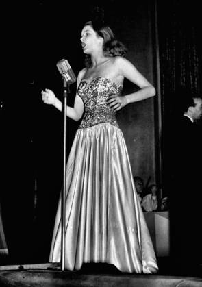 Rehearsing For the Roys Command Variety show - Sally Anne Howes, daughter of Bobby Howes, Photographed during rehearsals for the Variety show today. Final rehearsals were held today for tonight s Royal Command Variety performance at the Victoria Palace, which the king will hear specially broadcast to his room at Birmingham Palace. October 29, 1951. (Photo by Fox Photos)  Copyright: xFoxxPhotosx 5513-85305234