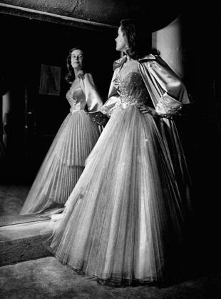 Every Girl will envy Sally Ann Howes, Posing here in a pleated tulle crinoline in rainbow colouring. There are 120 yards of tulle in the creation which Sally will wear in the new play Caprice which opens at the Alhambra, Glasgow, next week. With it, she is wearing an oyster pink satin coat embroidered with mother of pearl. October 19, 1950.  Copyright: xCopyrightxUnknownx 5513-85305236