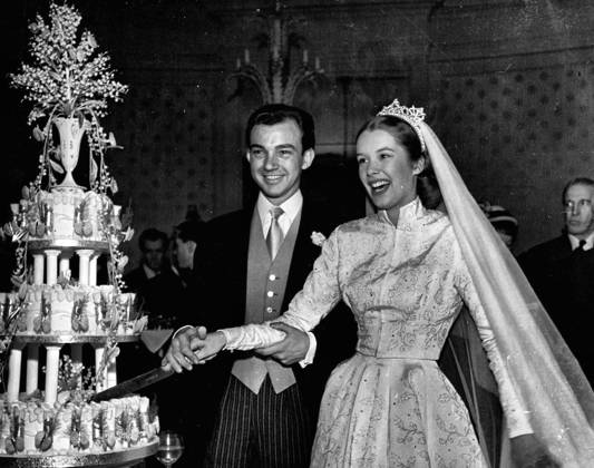 Sally Ann Howes Marries -- Sally and her husband leaving the church. At noon today 19-year-old Sally Ann Howes became Mrs. Maxwell Coker, she was wearing a sequin embreidered tight fitting gown with a military collar, and her veil was held in position by a small coronet. When Sally arrived a the King s Chapel Savoy, where she was married, she said to the Press, Hurry up, because I Can t see a thing through this Veil. March 10, 1950.  Copyright: xCopyrightxUnknownx 5513-85305245