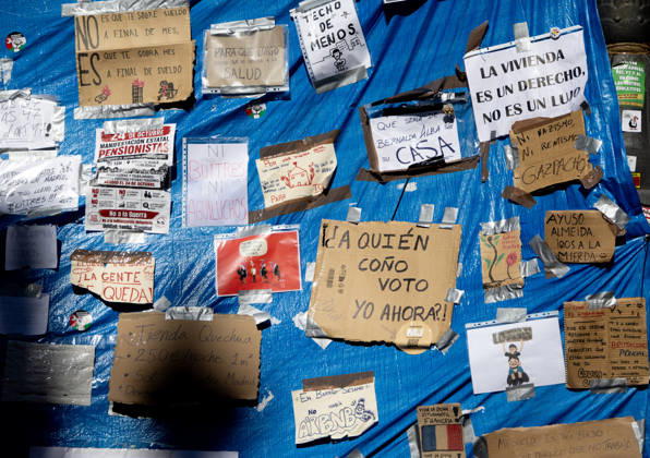 The protesters at Sol maintain their demands regarding housing. Banners at the housing protest camp in Puerta del Sol, on October 8, 2026, in Madrid, Spain. The encampment at Sol has spilled over into the square, and the protesters are maintaining their demands against evictions and exorbitant rents. The Official State Gazette (BOE) published yesterday, October 7, the new version of the housing and rent decrees that the Council of Ministers had approved the previous day OCTOBER 8, 2026, Madrid, Spain Copyright: xEduardoxParrax 7829179