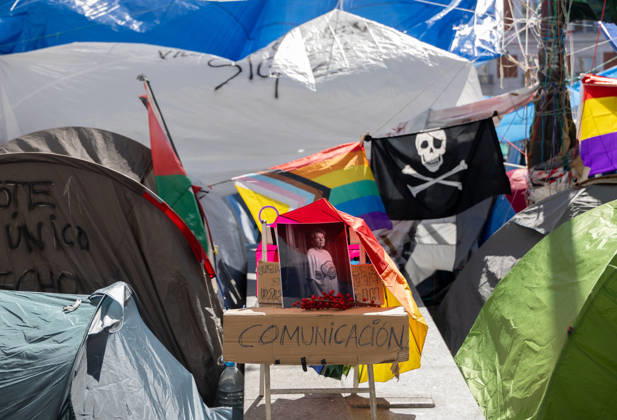 The protesters at Sol maintain their demands regarding housing. Banners at the housing protest camp in Puerta del Sol, on October 8, 2026, in Madrid, Spain. The encampment at Sol has spilled over into the square, and the protesters are maintaining their demands against evictions and exorbitant rents. The Official State Gazette (BOE) published yesterday, October 7, the new version of the housing and rent decrees that the Council of Ministers had approved the previous day OCTOBER 8, 2026, Madrid, Spain Copyright: xEduardoxParrax 7829180