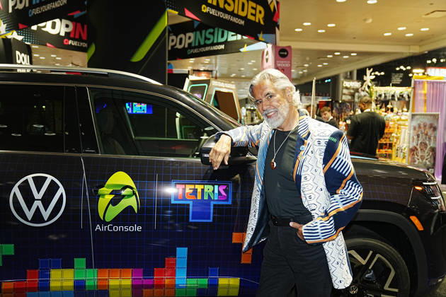 October 8, 2026, New York, New York, USA: Video game designer and Tetris co-founder HENK ROGERS at 2026 New York Comic Con at the Javits Center on October 8, 2026 in New York. HENK ROGERS is on had to welcome the next evolution of Tetris as it moves into the dashboard of a 2027 Volkswagen Atlas. Volkswagen is bringing Tetris to its vehicles through AirConsole, an in car gaming platform that turns the vehicle s infotainment screen into a gaming display, with smartphones serving as the controllers. The games are designed to be played while the vehicle is parked, creating a new kind of entertainment experience inside the car. New York USA  - ZUMAb148 20261008_zap_b148_013 Copyright: xBryanxSmithx