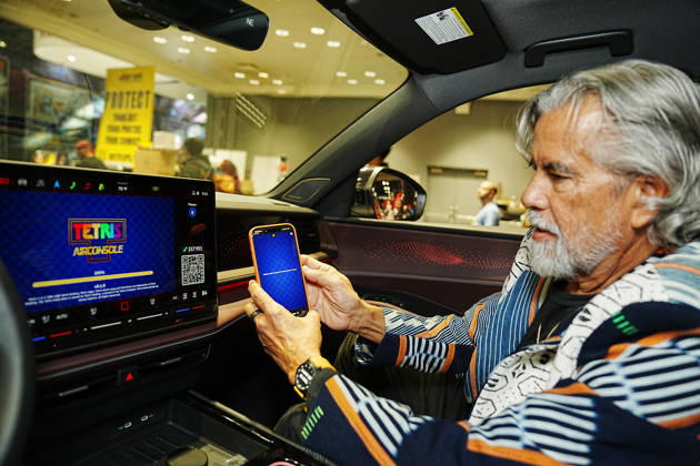 October 8, 2026, New York, New York, USA: Video game designer and Tetris co-founder HENK ROGERS at 2026 New York Comic Con at the Javits Center on October 8, 2026 in New York. HENK ROGERS is on had to welcome the next evolution of Tetris as it moves into the dashboard of a 2027 Volkswagen Atlas. Volkswagen is bringing Tetris to its vehicles through AirConsole, an in car gaming platform that turns the vehicle s infotainment screen into a gaming display, with smartphones serving as the controllers. The games are designed to be played while the vehicle is parked, creating a new kind of entertainment experience inside the car. New York USA  - ZUMAb148 20261008_zap_b148_017 Copyright: xBryanxSmithx