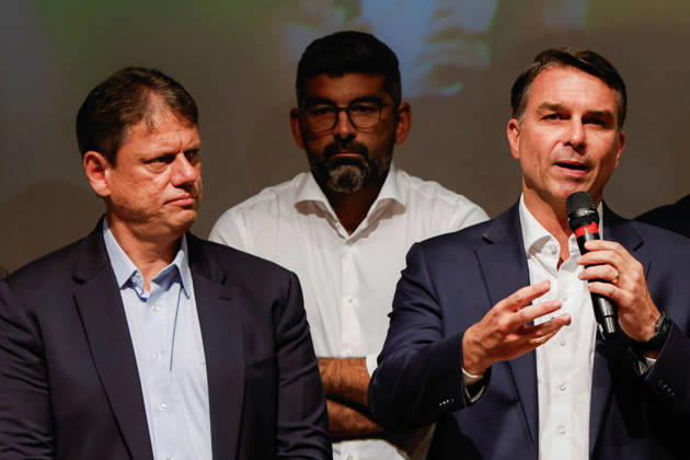 BRASiLIA, DF - 08.10.2026: FLaVIO MEETS WITH POLITICIANS FROM THE PL - Presidential candidate Flavio Bolsonaro meets with PL deputies and governors elected this Thursday (October 8th) at the Brasil 21 building. x3026730x  JoaoxPedroxCarvalho