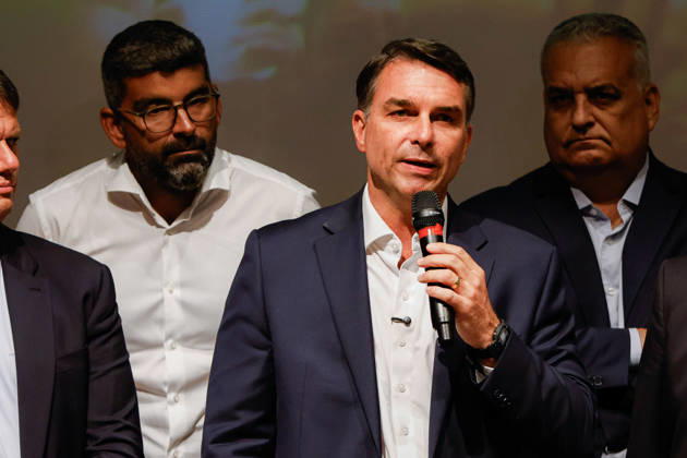 BRASiLIA, DF - 08.10.2026: FLaVIO MEETS WITH POLITICIANS FROM THE PL - Presidential candidate Flavio Bolsonaro meets with PL deputies and governors elected this Thursday (October 8th) at the Brasil 21 building. x3026735x  JoaoxPedroxCarvalho