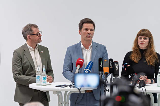 Berlin, October 8, 2026 Steffen Krach (SPD), M speaks alongside Werner Graf of Alliance 90 The Greens, l, and Kerstin Wolter Ehling of The Left, r, during a joint press statement following the conclusion of their parties’ preliminary talks in the foyer of the Haus der Statistik; media cameras are visible in the foreground. Press statement by The Left, The Greens, and the SPD in Berlin