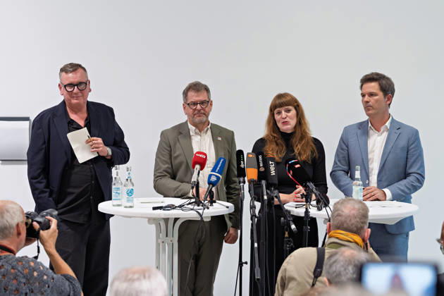 Berlin, October 8, 2026 Kerstin Wolter Ehling, The Left, second from the right, speaks alongside Werner Graf of Alliance 90 The Greens, second from the left, and Steffen Krach of the SPD, on the right, during a joint press statement to media representatives following the conclusion of their parties’ preliminary talks in the foyer of the Haus der Statistik Press statement by The Left, the Greens, and