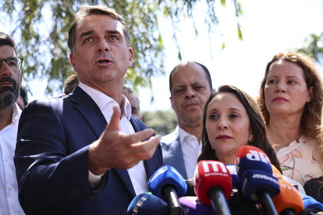 Brazilian presidential candidate Flavio Bolsonaro of the Liberal Party BRASILIA, BRAZIL - OCTOBER 08 : Brazilian presidential candidate Flavio Bolsonaro of the Liberal Party (PL) speaks to the press during a meeting with elected governors ahead of the presidential runoff election, in Brasilia, Brazil on October 08, 2026. Mateus Bonomi Anadolu Brasilia Brazil. Editorial use only. Please get in touch for any other usage.  Copyright: x2026xAnadoluxMateusxBonomix