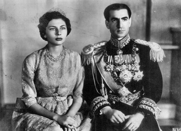 Shah and his Queen - New Picture: In this new picture the Shah of Persia is seen with his attractive wife, Queen Soraya. The Shah, Commander-in-Chief of the Persian armed forces, recently underwent an appendicitis operation. July 16, 1951.  Copyright: xPlanetxNewsxLtd.x 5513-85306415