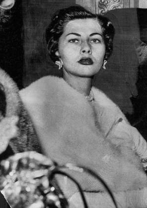 Personalities on Parade: The Empress of Iran was one of the many distinguished visitors to the gale performance of a revival of Moliere s Bourgeois Gentilhomme at the Comedie Francaiss in Paris just recently. October 13, 1951.  Copyright: xCentralxPressxPhotosxLtd.x 5513-85306428