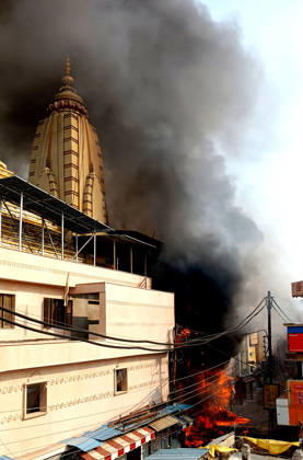 Major Fire Breaks Out at Shops in Bhopal™s Busy New Market Area Bhopal, Oct 08 (ANI): Dark smoke billows out as a major fire breaks out at a shop in the busy New Market locality, in Bhopal on Thursday. Bhopal Madhya Pradesh India Copyright: xANIx ANI_20261008452