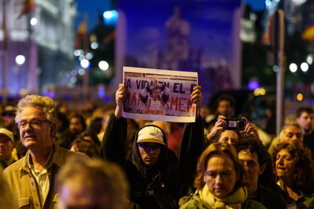 Farewell, Maricarmen Protest from Puerta del Sol to Maricarmen’s Home: Dozens of people hold up signs during the Farewell, Maricarmen protest, from Puerta del Sol to Maricarmen’s home, on October 8, 2026, in Madrid, Spain. Many people have left candles, flowers, and signs of encouragement next to the doorway from which Maricarmen was evicted two weeks ago, hours after the death of the 87-year-old woman was announced. To profit from homes is to traffic in lives. Let housing cost no more lives. Thank you, Maricarmen, reads one of the messages of gratitude. OCTOBER 8, 2026 PROTEST MARCH MARICARMEN TRIBUTE EVICTION EVICTED WOMAN SIGNS Madrid Madrid, Spain Copyright: xMatiasxChiofalox 7830105