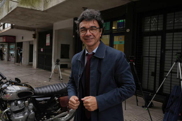 Closing arguments begin in the Maradona s death in Argentina SAN ISIDRO, ARGENTINA - OCTOBER 8: Agustina Cosachov s lawyer Vadim Mischanchuk arrives at the courthouse as prosecutors and plaintiff attorneys present their closing arguments before Oral Criminal Court No. 7 in San Isidro, Argentina on October 8, 2026. The trial has entered its final stage, with the accusing parties seeking severe penalties against seven medical professionals charged with homicide with eventual intent over allegations of negligent and indifferent medical care that contributed to Maradona’s death. Luciano Gonzalez Anadolu San Isidro Argentina. Editorial use only. Please get in touch for any other usage. Copyright: x2026xAnadoluxLucianoxGonzalezx