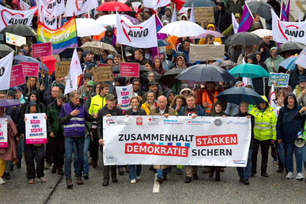 October 8, 2026, Welfare State Demonstration in Kiel Under the slogan Secure Democracy, Strengthen Cohesion, welfare organizations in Kiel called for a demonstration. After the opening rally, approximately 5,000 participants marched from Kiel’s City Hall Square along Düsternbrooker Weg to the Kiel State House. Kiel, Düsternbrooker Weg, Schleswig Holstein, Germany