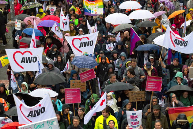 October 8, 2026, Welfare State Demonstration in Kiel Under the slogan Secure Democracy, Strengthen Cohesion, welfare organizations in Kiel called for a demonstration. After the opening rally, approximately 5,000 participants marched from Kiel’s City Hall Square along Düsternbrooker Weg to the Kiel State House. Kiel, Düsternbrooker Weg, Schleswig Holstein, Germany