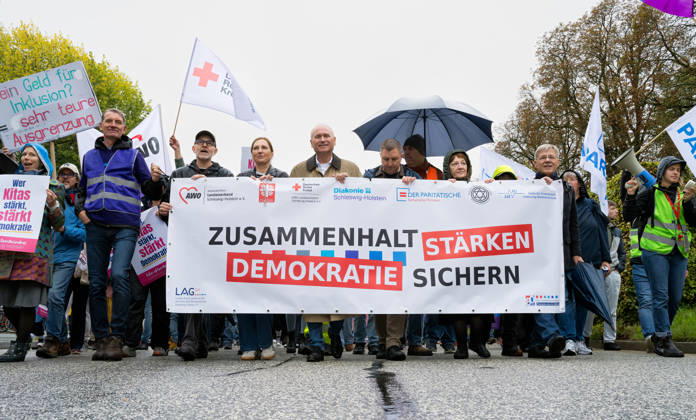 October 8, 2026, Welfare State Demonstration in Kiel Under the slogan Secure Democracy, Strengthen Cohesion, welfare organizations in Kiel called for a demonstration. After the opening rally, approximately 5,000 participants marched from Kiel’s City Hall Square along Düsternbrooker Weg to the Kiel State House. Kiel, Düsternbrooker Weg, Schleswig Holstein, Germany