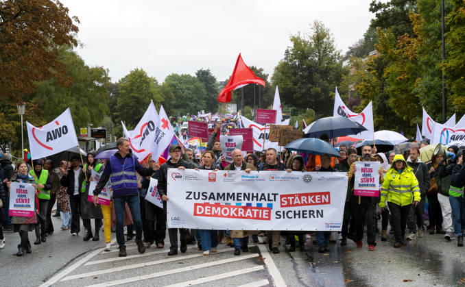October 8, 2026, Welfare State Demonstration in Kiel Under the slogan Secure Democracy, Strengthen Cohesion, welfare organizations in Kiel called for a demonstration. After the opening rally, approximately 5,000 participants marched from Kiel’s City Hall Square along Düsternbrooker Weg to the Kiel State House. Kiel, Düsternbrooker Weg, Schleswig Holstein, Germany