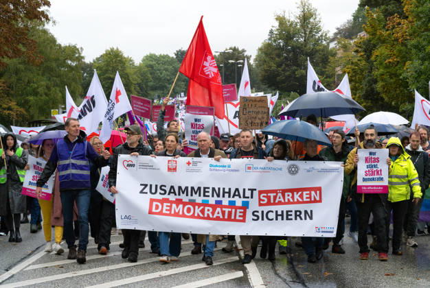 October 8, 2026, Welfare State Demonstration in Kiel Under the slogan Secure Democracy, Strengthen Cohesion, welfare organizations in Kiel called for a demonstration. After the opening rally, approximately 5,000 participants marched from Kiel’s City Hall Square along Düsternbrooker Weg to the Kiel State House. Kiel, Düsternbrooker Weg, Schleswig Holstein, Germany