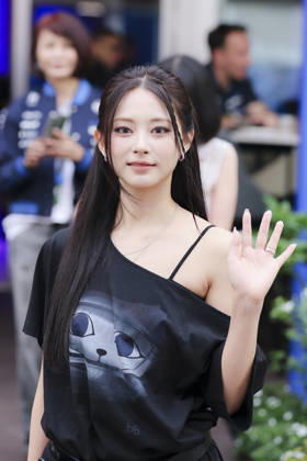 October 8, 2026, Singapore, Kaohsiung City, Singapore: TZUYU (CHOU TZU-YU), Taiwanese member of K-pop girl group TWICE, visits the Williams Racing paddock as part of her collaboration with the team ahead of the 2026 Formula 1 Singapore Grand Prix at Marina Bay Street Circuit in Singapore. Tzuyu takes part in a series of activities and interactions with Williams Racing team members during her visit. Singapore Singapore - ZUMAh201 20261008_zsp_h201_006 Copyright: xYichinxHoux
