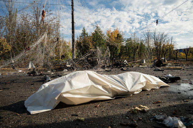 Russian Strike Hits Kramatorsk Buses A fully covered body lies amid debris on a street after a Russian strike in Kramatorsk, Donetsk region, Ukraine, on October 8, 2026. Ukrainian authorities said a Russian guided bomb struck two scheduled passenger buses in Kramatorsk at about 10:00. At least 30 people were killed and at least 18 wounded, while Ukraine s State Emergency Service later reported 33 deaths; public transport in Kramatorsk and nearby Sloviansk was suspended after the attack. Kramatorsk Donetsk Ukraine Copyright: xOrixAviramx