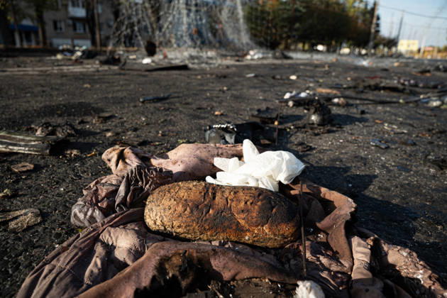 Russian Strike Hits Kramatorsk Buses A loaf of bread, clothing and other personal items lie amid debris at the site of a Russian strike in Kramatorsk, Donetsk region, Ukraine, on October 8, 2026. Ukrainian authorities said a Russian guided bomb struck two scheduled passenger buses in Kramatorsk at about 10:00. At least 30 people were killed and at least 18 wounded, while Ukraine s State Emergency Service later reported 33 deaths; public transport in Kramatorsk and nearby Sloviansk was suspended after the attack. Kramatorsk Donetsk Ukraine Copyright: xOrixAviramx