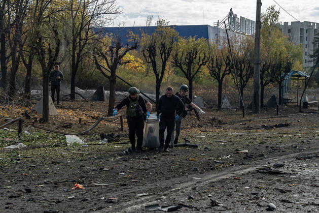 Russian Strike Hits Kramatorsk Buses Emergency workers carry the fully covered body of a person killed in a Russian strike across blast-damaged ground in Kramatorsk, Donetsk region, Ukraine, on October 8, 2026. Ukrainian authorities said a Russian guided bomb struck two scheduled passenger buses in Kramatorsk at about 10:00. At least 30 people were killed and at least 18 wounded, while Ukraine s State Emergency Service later reported 33 deaths; public transport in Kramatorsk and nearby Sloviansk was suspended after the attack. Kramatorsk Donetsk Ukraine Copyright: xOrixAviramx