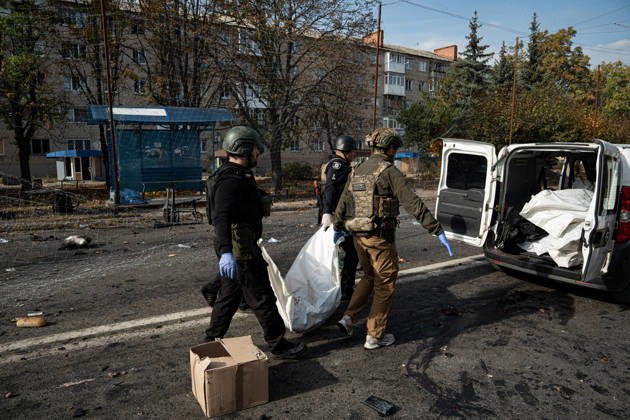 Russian Strike Hits Kramatorsk Buses Emergency workers carry the fully covered body of a person killed in a Russian strike toward a van in Kramatorsk, Donetsk region, Ukraine, on October 8, 2026. Ukrainian authorities said a Russian guided bomb struck two scheduled passenger buses in Kramatorsk at about 10:00. At least 30 people were killed and at least 18 wounded, while Ukraine s State Emergency Service later reported 33 deaths; public transport in Kramatorsk and nearby Sloviansk was suspended after the attack. Kramatorsk Donetsk Ukraine Copyright: xOrixAviramx