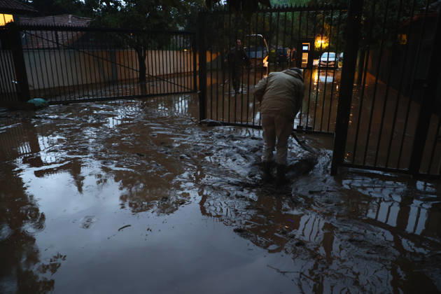 Santiago, October 8, 2026: A mudslide is affecting the area from San Carlos de Apoquindo to Los Dominicos in the Las Condes district, causing widespread damage and sweeping away vehicles and people. Dragomir Yankovic Aton, Chile, Santiago, Chile Aton 1197962  Copyright: DRAGOMIRxYANKOVIC ATONxCHILE
