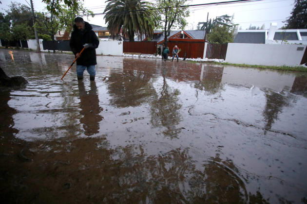 Santiago, October 8, 2026: A mudslide is affecting the area from San Carlos de Apoquindo to Los Dominicos in the Las Condes district, causing widespread damage and sweeping away vehicles and people. Jonnathan Oyarzun Aton Chile, Santiago, Chile Aton 1197987  Copyright: JONNATHANxOYARZUN ATONxCHILE
