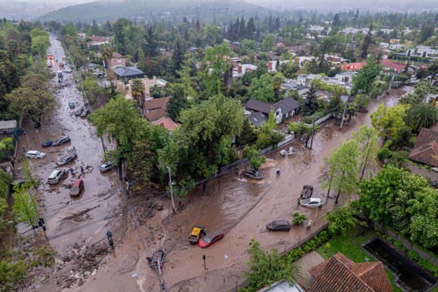 Mudslide hits eastern Santiago, Chile SANTIAGO, CHILE - OCTOBER 8: A barrage of water, mud and stones descended this Thursday afternoon through the San Carlos de Apoquindo sector, a sector in the east of Santiago, and swept away cars and public transport vehicles, in Santiago, Chile, on Thursday, October 8, 2026. Lucas Aguayo Araos Anadolu Santiago Chile. Editorial use only. Please get in touch for any other usage. Copyright: x2026xAnadoluxLucasxAguayoxAraosx