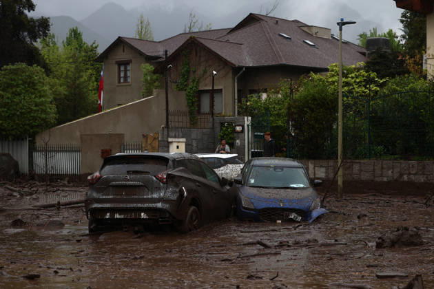 Mudslide hits eastern Santiago, Chile SANTIAGO, CHILE - OCTOBER 8: A barrage of water, mud and stones descended this Thursday afternoon through the San Carlos de Apoquindo sector, a sector in the east of Santiago, and swept away cars and public transport vehicles, in Santiago, Chile, on Thursday, October 8, 2026. Lucas Aguayo Araos Anadolu Santiago Chile. Editorial use only. Please get in touch for any other usage. Copyright: x2026xAnadoluxLucasxAguayoxAraosx