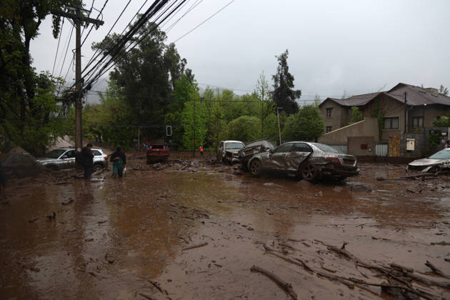 Mudslide hits eastern Santiago, Chile SANTIAGO, CHILE - OCTOBER 8: A barrage of water, mud and stones descended this Thursday afternoon through the San Carlos de Apoquindo sector, a sector in the east of Santiago, and swept away cars and public transport vehicles, in Santiago, Chile, on Thursday, October 8, 2026. Lucas Aguayo Araos Anadolu Santiago Chile. Editorial use only. Please get in touch for any other usage. Copyright: x2026xAnadoluxLucasxAguayoxAraosx