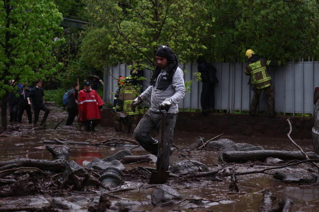Mudslide hits eastern Santiago, Chile SANTIAGO, CHILE - OCTOBER 8: A barrage of water, mud and stones descended this Thursday afternoon through the San Carlos de Apoquindo sector, a sector in the east of Santiago, and swept away cars and public transport vehicles, in Santiago, Chile, on Thursday, October 8, 2026. Lucas Aguayo Araos Anadolu Santiago Chile. Editorial use only. Please get in touch for any other usage. Copyright: x2026xAnadoluxLucasxAguayoxAraosx