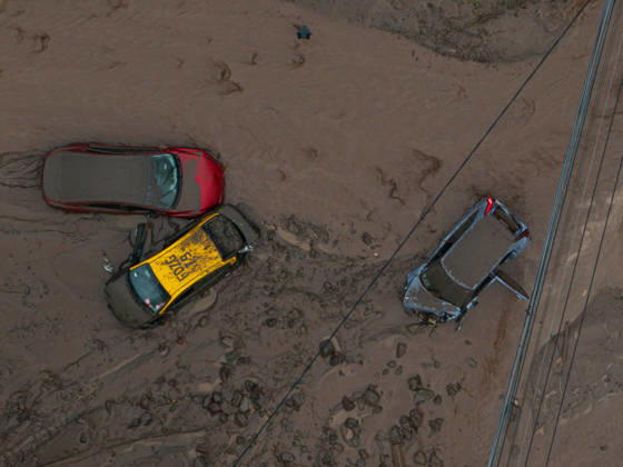 Mudslide hits eastern Santiago, Chile SANTIAGO, CHILE - OCTOBER 8: A barrage of water, mud and stones descended this Thursday afternoon through the San Carlos de Apoquindo sector, a sector in the east of Santiago, and swept away cars and public transport vehicles, in Santiago, Chile, on Thursday, October 8, 2026. Lucas Aguayo Araos Anadolu Santiago Chile. Editorial use only. Please get in touch for any other usage. Copyright: x2026xAnadoluxLucasxAguayoxAraosx