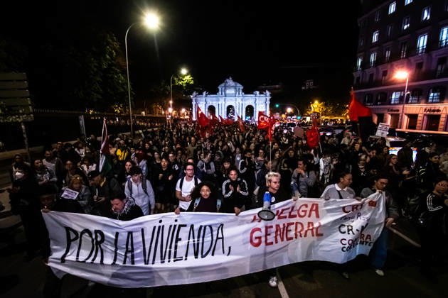 IPA89447772 - MADRID, SPAIN. OCTOBER 8. Thousands of people are taking part in the Hasta Siempre, Maricarmen march, from Puerta del Sol to the home where 87-year-old Maricarmen Abascal lived; she died on October 7 after being hospitalized following her eviction on September 23, in Madrid, Spain, on October 8, 2026. Organized by the Sindicato de Inquilinas of Madrid, the demonstration paid tribute to the woman, who had become a symbol of the struggle for the right to housing amid Spain™s housing crisis. Participants carried flowers, candles, and protest signs, calling for an end to evictions and greater housing protections. Copyright: xFrancescoxMilitelloxMirtox xFrancescoxMilitelloxMirtox IPA89447772
