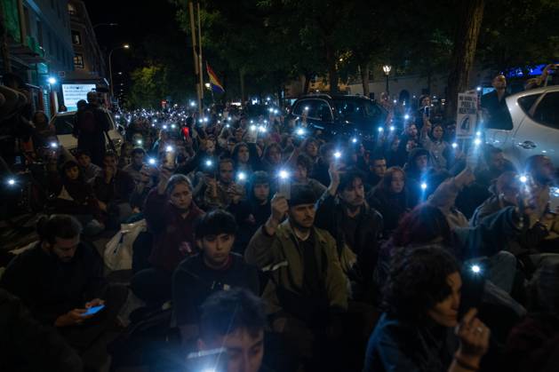 March in memory of Maricarmen in Madrid, Spain - 8 Oct 2026 Demonstrators turn on their mobile phone lights during a rally in Madrid A march is making its way through the streets of Madrid, traveling from Puerta del Sol to the former home of Maricarmen Abascal—the 87-year-old woman who passed away 24 hours ago and whose eviction sparked a wave of citizen mobilization regarding the housing crisis. Madrid Spain Copyright: xDavidxCanalesx xSOPAxImagesx David-Canales-1456990