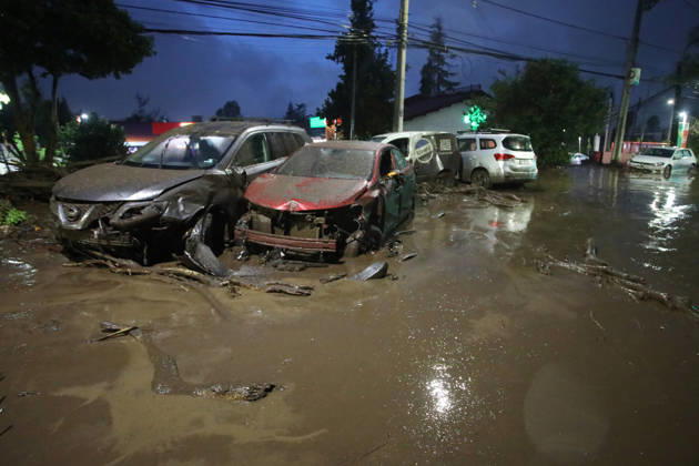 Santiago, October 8, 2026: A mudslide is affecting the area from San Carlos de Apoquindo to Los Dominicos in the Las Condes district, causing widespread damage and sweeping away vehicles and people. Jonnathan Oyarzun Aton Chile, Santiago, Chile Aton 1198019  Copyright: JONNATHANxOYARZUN ATONxCHILE