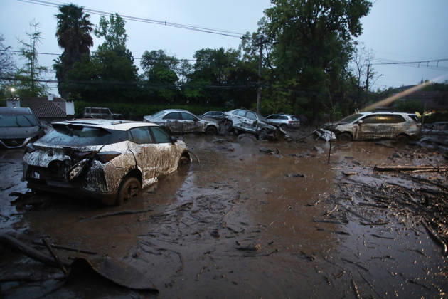 Santiago, October 8, 2026: A mudslide is affecting the area from San Carlos de Apoquindo to Los Dominicos in the Las Condes district, causing widespread damage and sweeping away vehicles and people. Jonnathan Oyarzun Aton Chile, Santiago, Chile Aton 1198026  Copyright: JONNATHANxOYARZUN ATONxCHILE