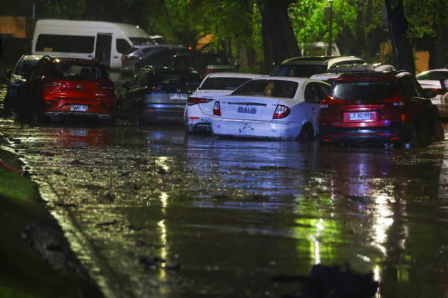 Santiago, October 8, 2026: A mudslide is affecting the area from San Carlos de Apoquindo to Los Dominicos in the Las Condes district, causing widespread damage and sweeping away vehicles and people. Jonnathan Oyarzun Aton, Chile, Santiago, Chile Aton 1198050  Copyright: JONNATHANxOYARZUN ATONxCHILE