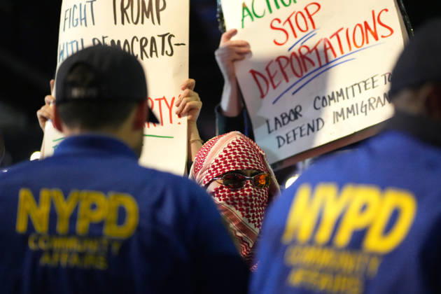 A person takes part in a protest against U.S. Immigration and Customs Enforcement (ICE) following a shooting in which a man was wounded by an ICE agent in New York, United States, 08 October 2026. Protest against ICE in New York !ACHTUNG: NUR REDAKTIONELLE NUTZUNG!  Copyright: xÁngelxColmenaresx AME4353 20261009-55021631015_1