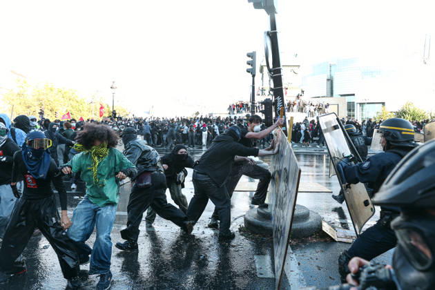 High School And University Student Protest - Paris Protesters are taking cover behind a barricade, during a nationwide youth demonstration. Nationwide mobilization by high school and university students calling for better teaching and study conditions, increased funding and staffing, an end to overcrowded classrooms and deteriorating infrastructure, and improved access to education, amidst concerns over social inequalities and student financial insecurity in Paris, France, October 8, 2026. Photo by Christophe Michel ABACAPRESS.COM Paris ILE DE FRANCE France Copyright: xMichelxChristophe ABACAx