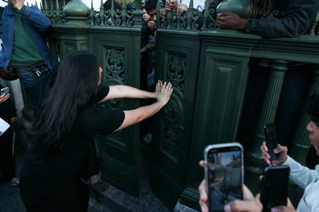 High School And University Student Protest - Paris A student forces the gate to access the July Column at the Place de la Bastille, during a nationwide youth demonstration. Nationwide mobilization by high school and university students calling for better teaching and study conditions, increased funding and staffing, an end to overcrowded classrooms and deteriorating infrastructure, and improved access to education, amidst concerns over social inequalities and student financial insecurity in Paris, France, October 8, 2026. Photo by Christophe Michel ABACAPRESS.COM Paris ILE DE FRANCE France Copyright: xMichelxChristophe ABACAx