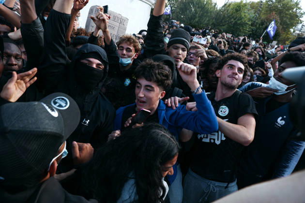 High School And University Student Protest - Paris A group of students dancing and singing in front of the July Column at the Place de la Bastille, during a nationwide youth demonstration. Nationwide mobilization by high school and university students calling for better teaching and study conditions, increased funding and staffing, an end to overcrowded classrooms and deteriorating infrastructure, and improved access to education, amidst concerns over social inequalities and student financial insecurity in Paris, France, October 8, 2026. Photo by Christophe Michel ABACAPRESS.COM Paris ILE DE FRANCE France Copyright: xMichelxChristophe ABACAx